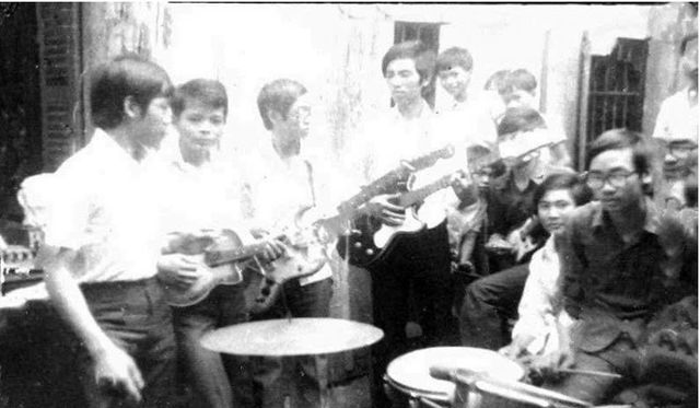 1977 – Ban nhạc lớp 11C, học sinh khóa 1 (1976 – 1979)