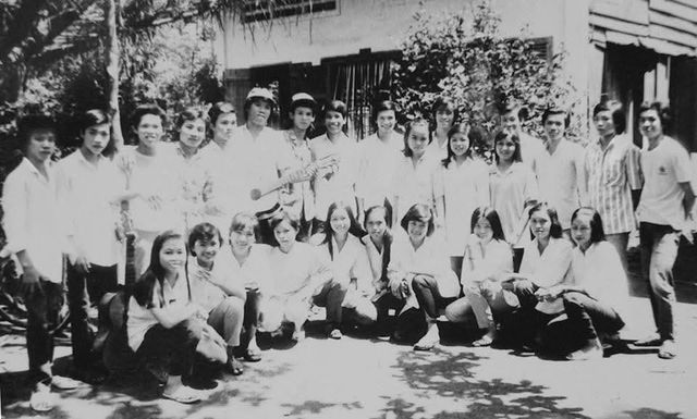 Khoảng 1976 – 1985 – Học sinh chụp chung trước dãy lớp cũ (ảnh đen trắng, chưa rõ năm)