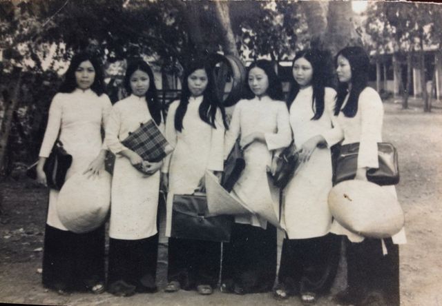 Khoảng 1976 – 1985 – Nữ sinh áo dài (ảnh đen trắng, chưa rõ năm)