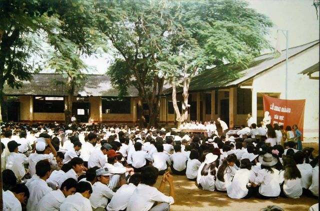 1992 – Toàn trường dự Lễ khai giảng năm học 1992 – 1993