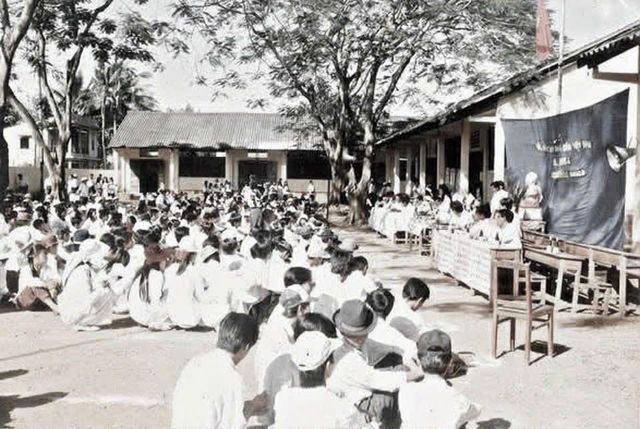 1996 – 1997 – Toàn trường dự lễ dưới sân trường (ảnh đen trắng)