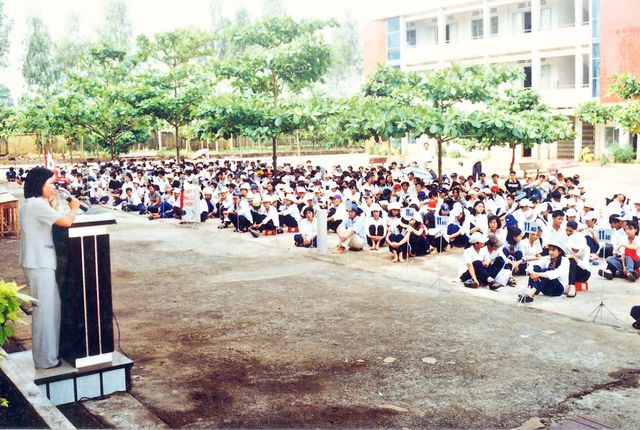 Khoảng 1997 – 2004 – Toàn trường dưới sân ngôi trường mới