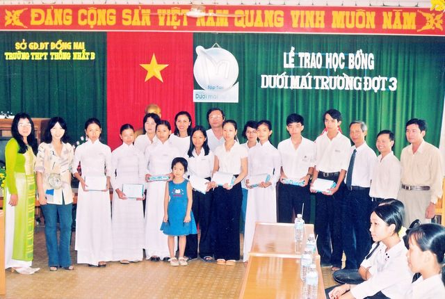 Khoảng 2000 – 2005 – Lễ trao học bổng «Dưới mái trường» đợt 3