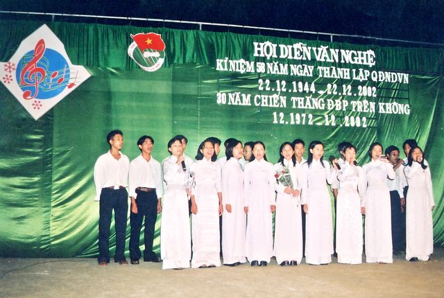 2002 – Hội diễn văn nghệ kỷ niệm 58 năm QĐND Việt Nam (22/12/2002)