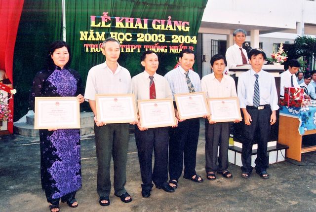 2003 – Lễ khai giảng năm học 2003 – 2004, thầy cô nhận giấy khen