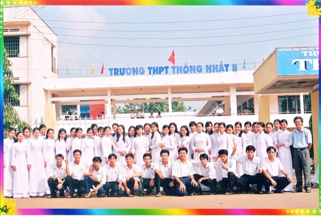 Khoảng 2002 – 2006 – Tập thể lớp trước tòa nhà chính Trường THPT Thống Nhất B