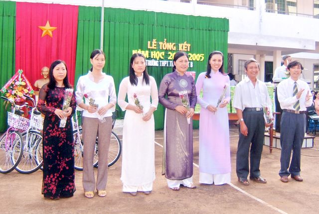2005 – Thầy cô tại Lễ tổng kết năm học 2004 – 2005
