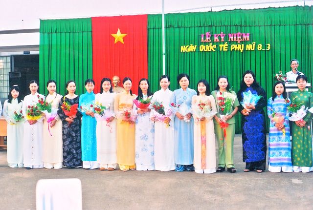 Khoảng 2001 – 2008 – Nữ cán bộ, giáo viên – Lễ kỷ niệm Ngày Quốc tế Phụ nữ 8/3