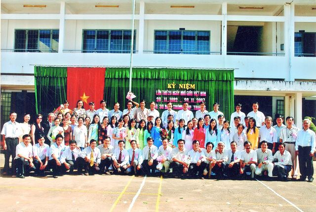2007 – Tập thể cán bộ, giáo viên – Kỷ niệm 20/11/2007 và 30 năm thành lập trường