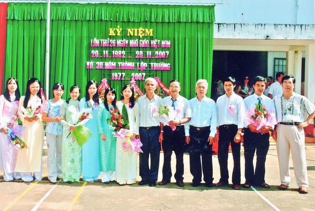 2007 – Thầy cô nhận hoa Ngày Nhà giáo 20/11/2007