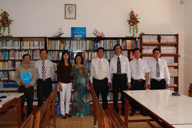 2011 – Đại biểu và thầy cô tại Thư viện Đông Du