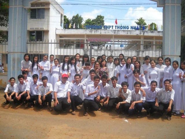 2011 – 2012 – Tập thể lớp A1 trước cổng trường