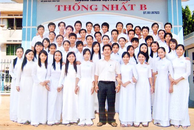 Trước 2013 – Tập thể lớp trước cổng Trường THPT Thống Nhất B (chưa rõ năm)