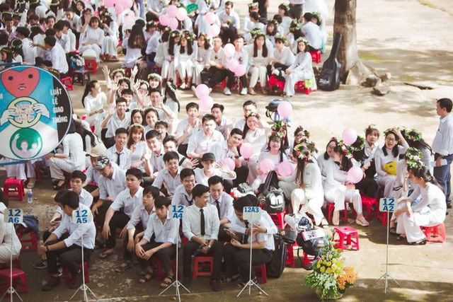 2018 – 2019 – Học sinh khối 12 áo dài, đội vòng hoa