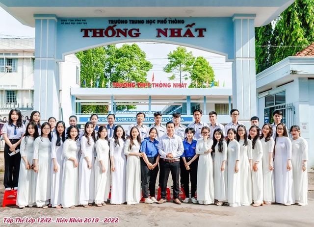 2022 – Lớp 12/12 niên khóa 2019 – 2022 trước cổng trường