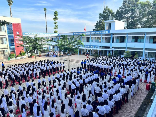 2024 – 2025 – Toàn trường trên sân trường sau khi hiện đại hóa