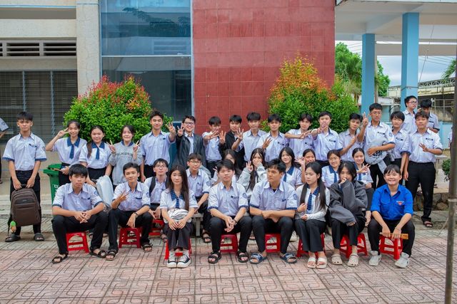 2024 – 2025 – Tập thể lớp trước khối nhà mới