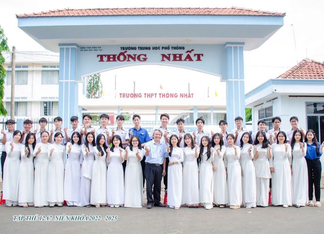 2025 – Lớp 12 niên khóa 2022 – 2025 trước cổng trường