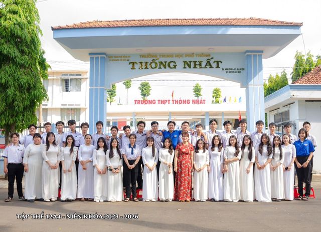 2026 – Lớp 12A4 niên khóa 2023 – 2026 trước cổng trường