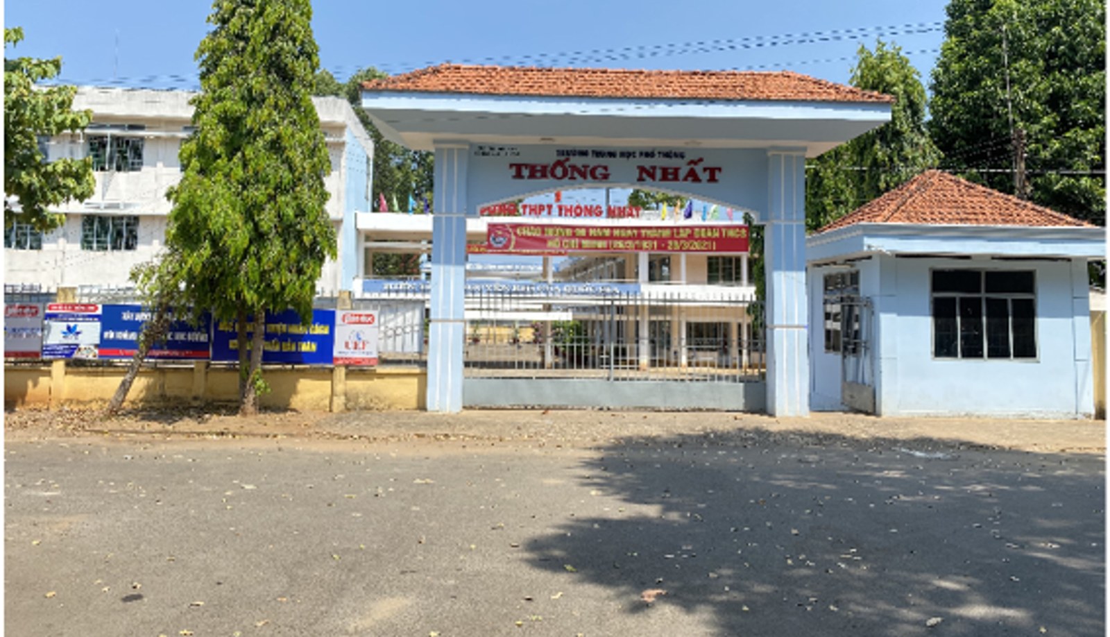 Cổng trường THPT Thống Nhất